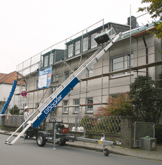 Dachdecker-Aufzug mit selbstausfahrendem Knickst&uuml;ck mieten leihen