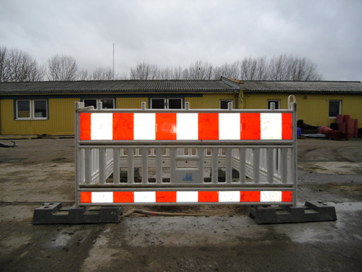 mobile Absturzsicherung , rot-weiss Zaun , Schrankenzaun mieten leihen