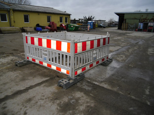 mobile Absturzsicherung , rot-weiss Zaun , Schrankenzaun mieten leihen