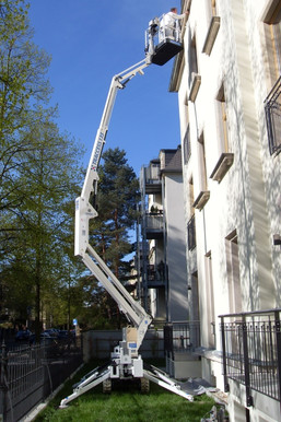 Gelenkteleskopb&uuml;hne auf Raupenfahrgestell mieten leihen