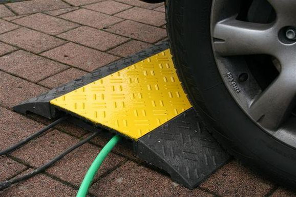 Kabel- und Schlauchbr&uuml;cke im Bereich LKW mieten leihen